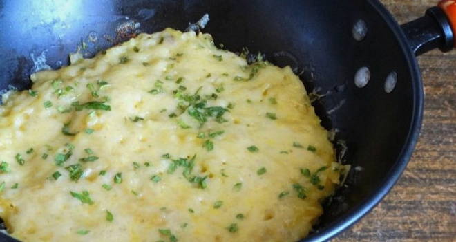Kartoffelauflauf in einer Pfanne
