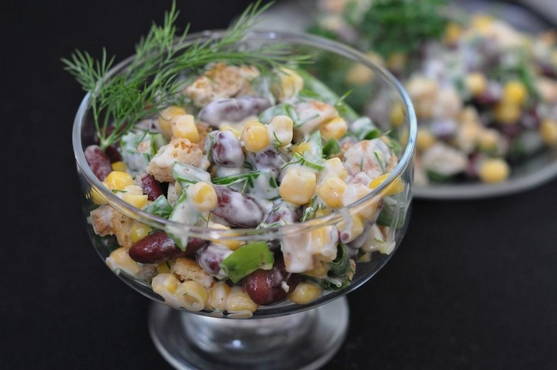 Salat mit Bohnen, Mais und Croutons