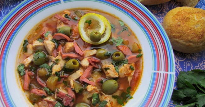 Soljanka mit Wurst und Hühnchen