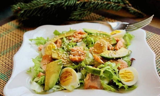 Avocado, laks og æggesalat