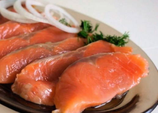 Gesalzener rosa Lachs in Salzlake