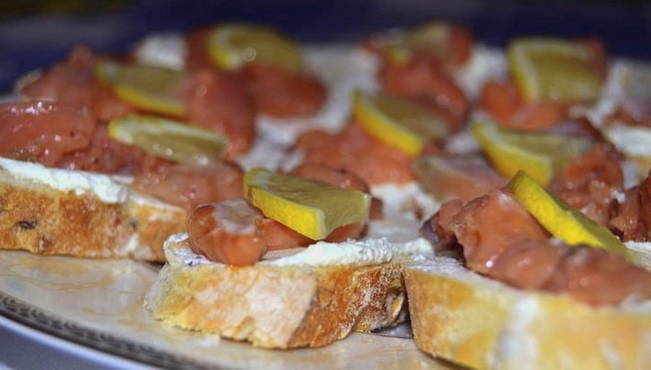 Gesalzener rosa Lachs in Öl mit Zwiebeln