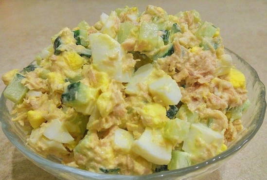 Salat mit Thunfisch, Ei und Gurke