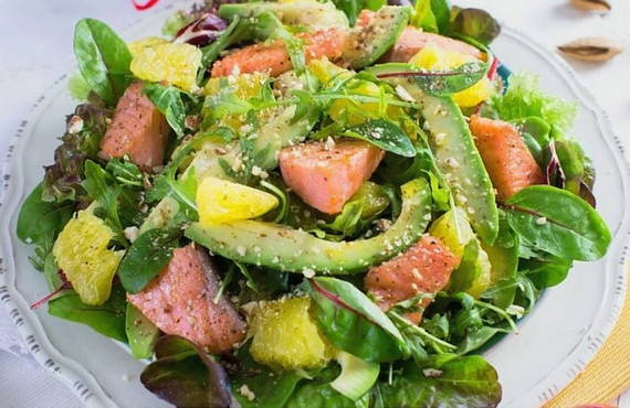 Salata od lososa od avokada