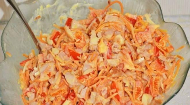 Salat mit geräuchertem Hühnchen und koreanischer Karotte