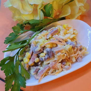 Salata s grahom, mrkvom i kobasicom