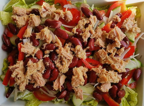 Salat mit Thunfisch, Bohnen und Chinakohl