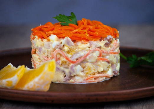 Hühnersalat mit Orangen und koreanischen Karotten
