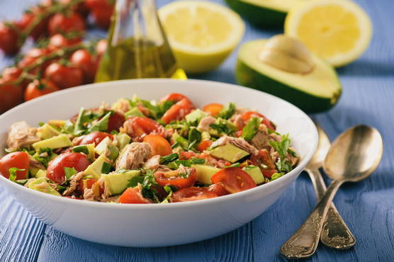 Salade met avocado, tonijn en cherrytomaten