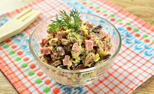 Salat med bønner og kirieshki