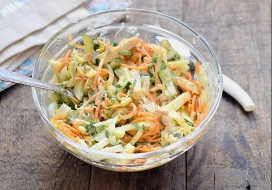 Hühnersalat mit koreanischen Karotten und Gurken