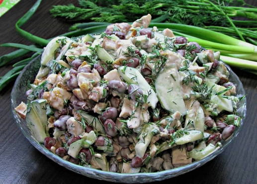 Geräucherter Hühnersalat mit Bohnen und Gurke