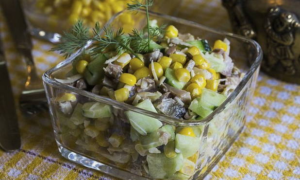 Salat mit geräuchertem Hühnchen und Käse