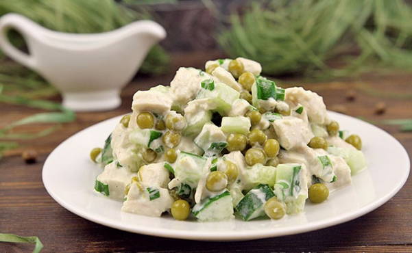 Insalata di pollo con piselli