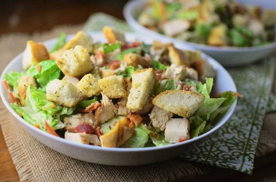Salat mit Hühnchenkäse und Croutons