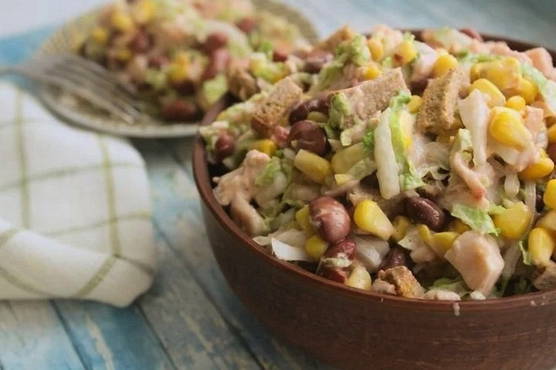 Geräucherter Hühnersalat mit Bohnen und Mais