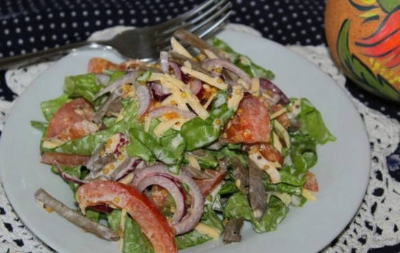 Insalata con lingua e cipolle sott'aceto
