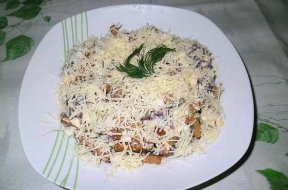 Crostini e insalata di formaggio