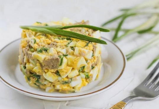 Salat mit Dorschleber und Ei