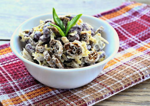 Insalata con fagioli, formaggio e crostini