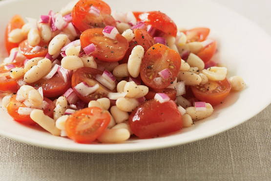 Salat med hvide bønner og tomater