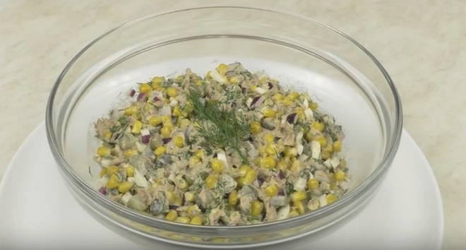Salat mit Thunfisch, Gurke und Mais