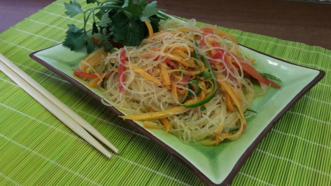 Salat mit Funchose und Gemüse in Sojasauce