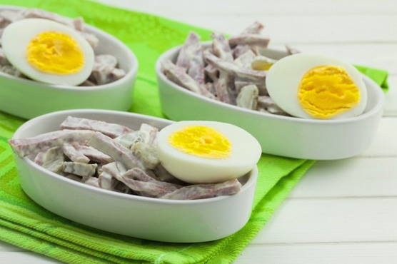 Insalata di lingua con cetrioli sottaceto