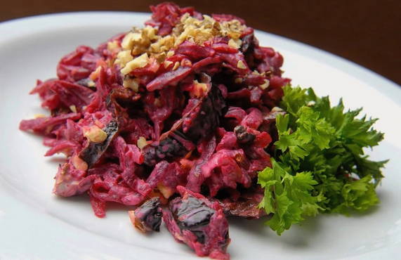 Rote-Bete-Salat mit Nüssen und Pflaumen