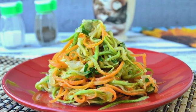Insalata di zucchine fresche alla coreana
