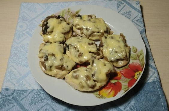 Bocconcini di pollo con funghi in padella