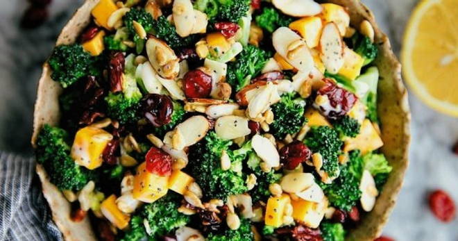 Broccoli og tranebær salat