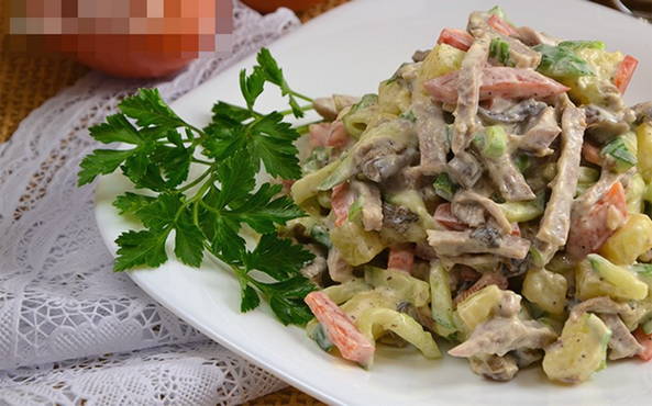 Tungesalat med syltede svampe