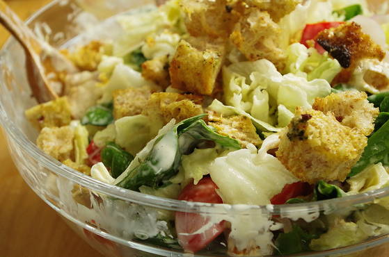 Insalata di pollo con maionese e crostini