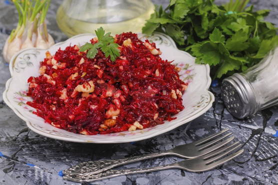 Rote-Bete-Salat mit Nüssen