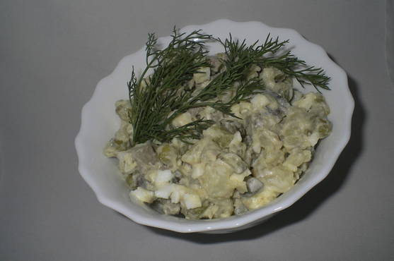 Insalata con fegato di manzo e cetriolo sottaceto