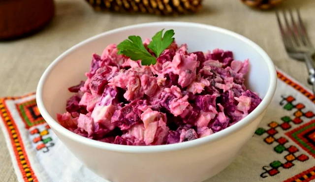 Insalata di barbabietole, pollo e sottaceti