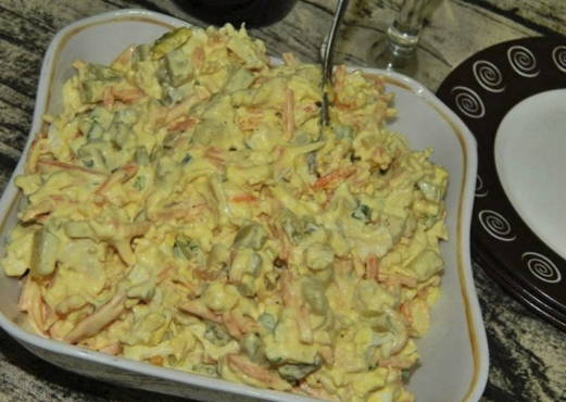 Insalata di pollo con carote coreane e sottaceti
