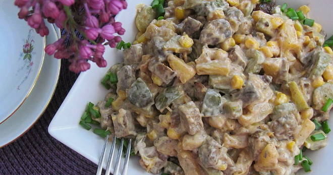 Salat mit Rindfleisch und Ananas