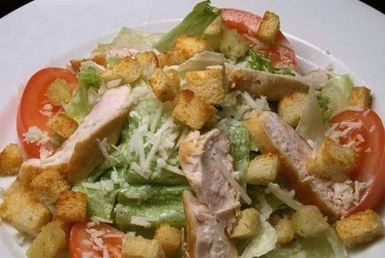 Geräucherter Hühnersalat mit Croutons
