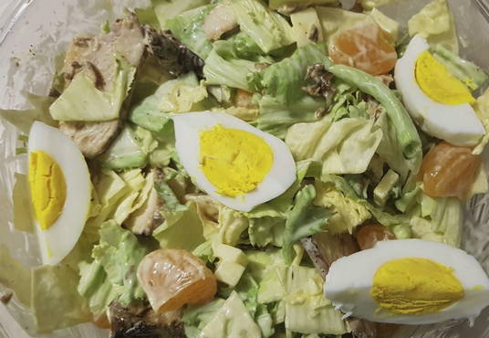 Salat mit Pekingkohl und Hähnchenbrust
