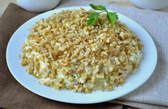 Salata od piletine, jabuke i oraha
