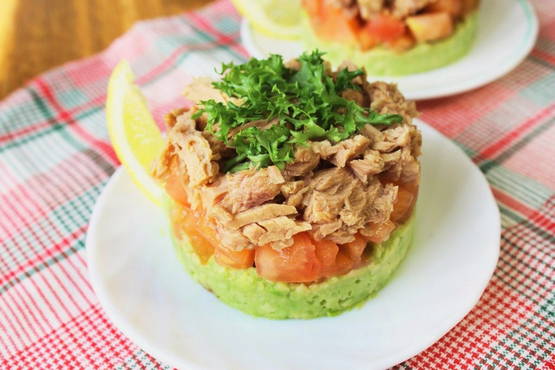 Schichtsalat mit Thunfisch und Avocado