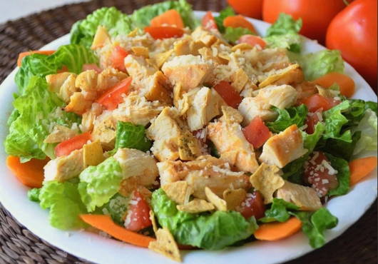 Salat mit Pekingkohl und Croutons