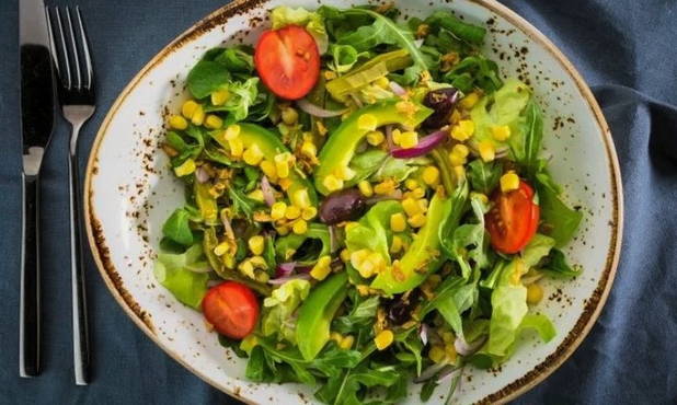 Insalata di avocado e mais