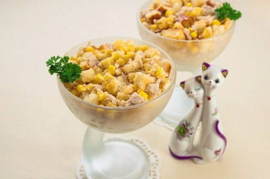Insalata di pollo e crostini