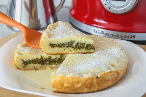 Pie mit Sauerampfer in einem Slow Cooker