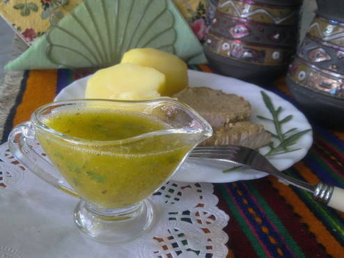 Tkemali aus grüner Kirschpflaume