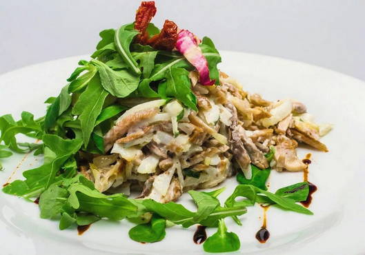 Zungensalat mit gebratenen Champignons