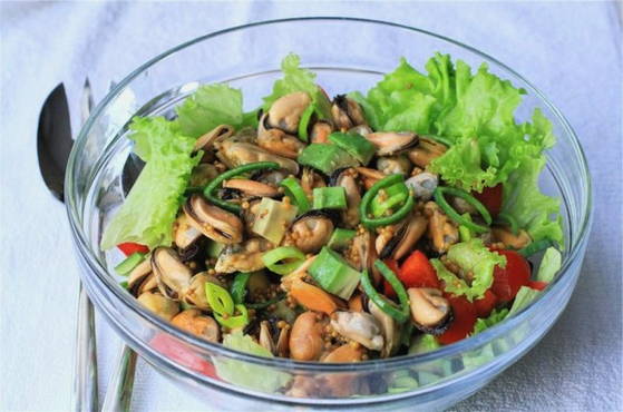 Salat mit Muscheln in Salzlake